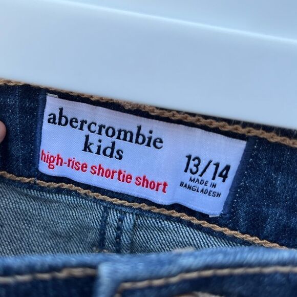 NWT Abercrombie Kids High Rise Shortie Shorts dark wash size 13/14 - Picture 3 of 4